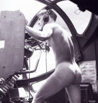 Стрелок летающей лодки PBY Каталина. Рабаул, 1944 год. Во время операции по спасению сбитого американского лётчика самолёт приводнился рядом с пилотом, по которому в этот момент вели огонь с берега.