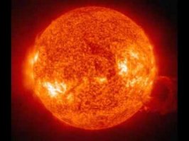 Так, попробую и я данный стиль написания...
Солнце — ближайшая к нам звезда, центр солнечной системы. На солнце появляются и исчезают пятна и протуберанцы. На сегодняшний день работы археологов на Солнце не возможны.
На фотографии, сделанной незадолго до сегодня, мы видим Солнце.
-----------
Надеюсь не много "воды налил".