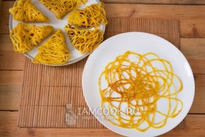 хочу попробовать приготовить блинчики Роти Джала - вроде бы компоненты беспроигрышные и выглядит оригинально:
Мука пшеничная - 125 г 
Карри - 2 ч.л. 
Куркума - 1 ч.л. 
Соль - 1 щепотка 
Кокосовое молоко - 200 мл 
Яйцо куриное - 1 шт. 
Растительное масло - для жарки