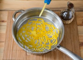 хочу попробовать приготовить блинчики Роти Джала - вроде бы компоненты беспроигрышные и выглядит оригинально:
Мука пшеничная - 125 г 
Карри - 2 ч.л. 
Куркума - 1 ч.л. 
Соль - 1 щепотка 
Кокосовое молоко - 200 мл 
Яйцо куриное - 1 шт. 
Растительное масло - для жарки