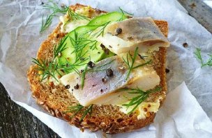 Знаете что я скажу, много есть очень интересных блюд в различных странах, очень вкусных и сытных. Но вот сначала ешь такое и ажно жмуришься от восторга. Потом неделя проходит, другая, третья.... А потом уже и смотреть на это не особо хочется. А селедка на черном хлебе, так она сука даже по ночам снится...