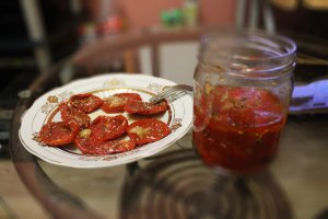 Помидоры с тёщиного  огорода, сорт "сливки мясистые". Готовила жена.  Разрезаем пополам, вдоль, вынимаем все семечки, жидкость, остаётся одна мякоть. Укладываемих на противень, посыпаем перцем, солью, прованскими травами ( в том числе базиликом) и на 150 градусов в духовку, сушим два-три часа. Должно быть мягким, не совсем сухим. Дальше укладываем плотно в банку, перекладываем давленным чесноком, поплотнее, и заливаем подсолнечным рафинированным маслом. В банке, в холодильнике - сохраняется до полугода. С 3 кг помидор получаем литр готового продукта.