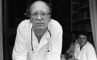 На Джеффри Раша похож