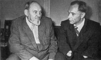 справа на фото с Ковпаком -Зеболов, партизан-доброволец ковпаковского соединения, заброшенного в тыл гитлеровцам на самолёте и успешно прошедшего всю войну стрелком в отряде Ковпака.
не имеет обеих рук.
 в последствии после Войны защитил докторскую степень.
вот это люди!