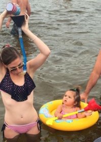 подпись не та. ребенок просит "мама, а мне!" там девайс уже наготове и у ребенка.