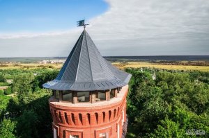 1) Бывшая  водонапорка  в самом центре Владимира у  золотых ворот. Ныне шикарнейший краеведческий (типа) музей.
2) Здание  Владимирского водоканала. Офисная  водонапорка )
(ныне отреставрировано и со стеклопакетами)