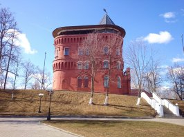 1) Бывшая  водонапорка  в самом центре Владимира у  золотых ворот. Ныне шикарнейший краеведческий (типа) музей.
2) Здание  Владимирского водоканала. Офисная  водонапорка )
(ныне отреставрировано и со стеклопакетами)