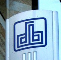 лет 12-14 назад был клиентом ПромСтройБанка. Логотип у них был такого типа. Особенно эпично он смотрелся во всю торцевую стену одного из отделений банка