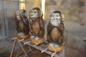 Ну, про обезьяну и петуха ты почти угадал. Обезьяны уже есть в количестве трех. Про петуха - подумаем. А холод - дело привычное. Я на Севере Иркутской области вырос.