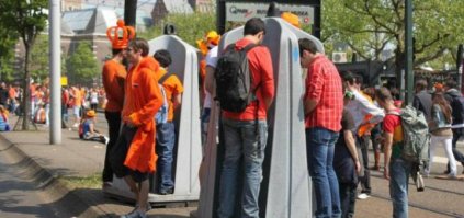 Лучше бы в машине сартир установили. А то в такой городской, ходить что-то не по себе.
Источник: