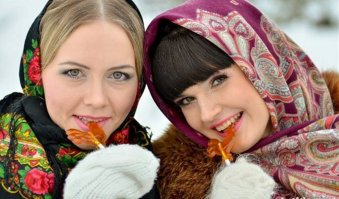 Вот наши девчёнки ))) , а у автора из каучука.