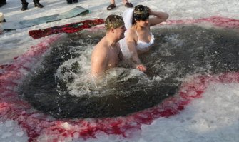 На моей памяти это самое кровавое лишение девственности.