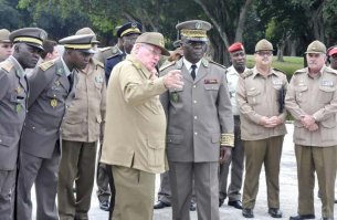 Здорово Мойша, давно не виделись. На обнови , я там на третьем плане со своей кучерявой шевелюрой. Ты хоть Мойша, но дурилка знатная)))