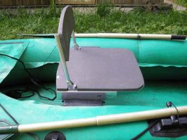 Надувная резиновая лодка для рыбалки с жестким фанерным настилом.