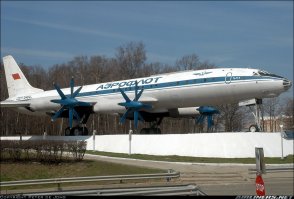 в домодедово стоял именно Ту-114. в 2005 он еще там был, а в 2006 его сломали ради автостоянки.
