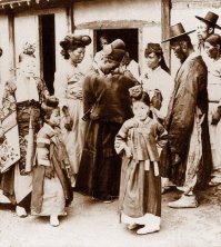 Носить глубокое декольте ... гы, а как-же история?