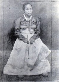 Носить глубокое декольте ... гы, а как-же история?