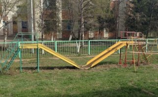 это кстати собаководческая площадка, и судя по знакомым корпусам ГКБ №3 им. Подгорбунского на заднем плане, это г. Кемерово)))