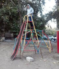 Нормальная горка. Скорость приличная, кататься всегда интересно, дух захватывает. А в конце группироваться учит.