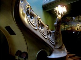 Лестница на даче М.Горького в Москве тоже весьма оригинальна. Выполнена из мрамора в виде волн и внизу заканчивается фонарем-медузой!