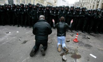 это взяли за основу методисты цветных революций, когда к когорте полицейских со щитами подходит безоружная женщина или ребенок (на заклание).
Или вот таким образом...тоже людей послали на заклание, все делается специально по сценарию