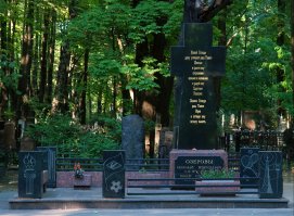 Афтар, спасибо за пост. НО когда копипастишь с др.источников, желательно не в тупую ВСЕ переносить, а иногда и читать. Что  Вы пишите ?, и тут же выкладываете фото:
"Умер Николай Николаевич Озеров 2 июня 1997 года в Москве и был похоронен на Введенском кладбище."Вы даты на памятнике сравнивали???
Озеров Николай Николаевич  1887-1953. Вдумайтесь, что постим!!! Может, это памятник другому Озерову, однофамильцу.... Вот , его памятник.!!! 
За непроверенность минус.