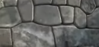 Ничего фантастического в полигональной кладке нет.
Это отлитые по форме камни.

На дилетантский вопрос "а зачем лить такие кривые камни" ответ простой. Такая форма камней - сейсмоустойчива и хорошо держится без смеси. 
Отлитый монолит - треснет. Кладка унифицированный кирпичами при землетрясе рассыпется без цемента.
А вот полигональная отливка будет стоять хорошо в силу сцепки самих камней. 
Так и лили.

Только душным контактерам до сих пор всё загадка, специалисты уже лет 30-40 как разобрались и забили болт на этот вопрос. Одни неучи бегают "ВАУ ТАЙНА".