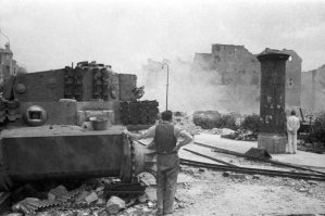 Подбитый немецкий танк Pz.Kpfw. VI "Тигр" на углу Шлезвигер Уфер (Schleswiger Ufer) и Алтонаер штрассе (Altonaer Straße) в послевоенном Берлине. Возле танка стоят вагонетки для транспортировки битого кирпича