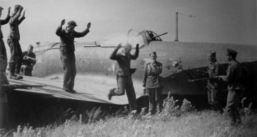 Экипаж немецкого бомбардировщика Хейнкель He.111 (Heinkel He.111) сдается в плен красноармейцам. Самолет сел на «брюхо» при вынужденной посадке