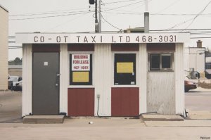 Особенно эти д̶в̶е̶ ̶ф̶о̶т̶к̶и два рисунка поразили. Все так детализированно, даже у второго плана прорисованна каждая мелочь что не скажешь что это рисунки. 
Тож сколько терпения надо что бы так рисовать.Хотя одну маленькую неточность я все таки заметил. На ф̶о̶т̶к̶е рисунке где машины на стоянке - тень от щита на стоянке и тень от трубы на крыше здания падают по разными направлениям