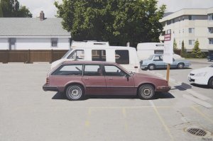 Особенно эти д̶в̶е̶ ̶ф̶о̶т̶к̶и два рисунка поразили. Все так детализированно, даже у второго плана прорисованна каждая мелочь что не скажешь что это рисунки. 
Тож сколько терпения надо что бы так рисовать.Хотя одну маленькую неточность я все таки заметил. На ф̶о̶т̶к̶е рисунке где машины на стоянке - тень от щита на стоянке и тень от трубы на крыше здания падают по разными направлениям