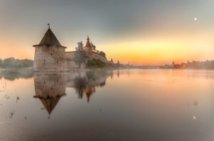 А башня назвывается Кутакрома. Бывал там, даже фотографировал примерно с того же ракурса.
Жаль, нет фото церкви Покрова-на-Нерли под Владимиром!