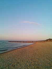 Ну раз тут есть фотки "малых родин", то и я своей похвастаюсь. Хоть некоторые скажут, что это не русские края, однако Калининградская область и уникальная Куршская коса это тоже Россия.
Первые два фото это мой город Зеленоградск и берег Балтийского моря, а две последние это Куршская коса. Танцующий лес (давнишняя фотка, но там всё так же) и вид с дюны Эфа.