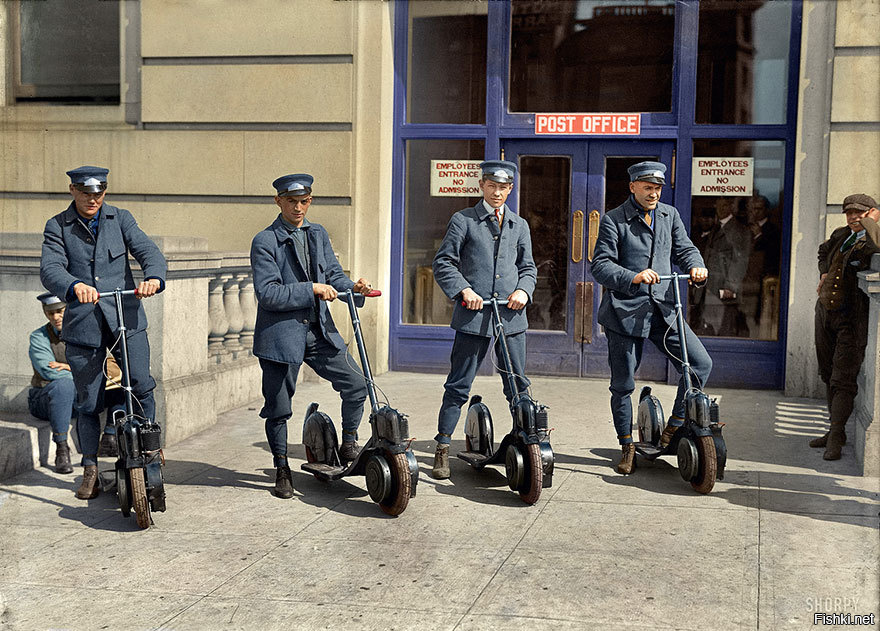 Почтальоны демонстрируют свои новые скутеры. 1917.