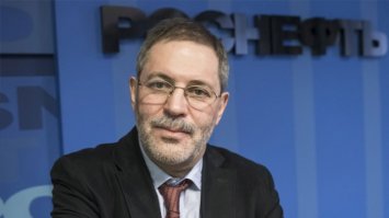 МИХАИЛ ЛЕОНТЬЕВ И КАТАРСКИЕ ВЫРОДКИ (О ТРУДНОСТЯХ РАБОТЫ ПРОПАГАНДИСТА)

Катарский государственный инвестфонд в составе консорциума купил 19% акций Роснефти.

Крупнейшей российской государственной компании. Государственной.

Фонд этот, Qatar Investment Authority, фактически часть правительства Катара.

Его декларируемая цель — создавать долгосрочную прибыль государства Катар на благо будущих поколений.

То есть и Роснефть теперь в определенном смысле будет работать на доходы государства Катар.

А это великий геополитик, госпропагандист, пресс-секретарь и вице-президент «Роснефти» (а также просто алкоголик) Михаил Леонтьев.

Сейчас он ходит и рассказывает, какую классную сделку заключила Роснефть и как он счастлив сотрудничать с катарскими друзьями. И даже не с друзьями — братьями.

А совсем недавно о катарских братьях Михаил Леонтьев говорил иначе. Выродки, марионетки и спонсоры терроризма:

Невозможно договориться внутри, если против вас идет агрессия. С кем вы будете договариваться, если на вас напал Гитлер? С Гитлером? Все границы Сирии, кроме иранской, враждебны сейчас. И по всем этим границам созданы лагеря подготовки боевиков, более того по Сирии открыто бегают иностранные подразделения спецназа: английские, немецкие, французские и катарские. Часть из этих подразделений занята системной подготовкой боевиков, а часть воюет в открытую. Французы, не стесняясь, вбрасывают «утки», что французский спецназ в очередной раз уничтожил Асада.

Вопрос: Возможно, сирийская армия просто сможет перемолоть максимальное количество живой силы агрессора и на этом конфликт себя исчерпает на какое-то время?

Михаил Леонтьев: Кого всех перемолоть? Выродков? Я вам говорю другую вещь. Смотрите, Катар не является государством. Полноценным самостоятельным государством. Это совместное предприятие Shell, British Petroleum и Пентагона. Если завтра участники этого СП решат, что Катар не должен проводить определенную политику в Сирии, он ее проводить не будет.

Ну и вообще, по запросу «Михаил Леонтьев Катар» много всего веселого выпадает.

Вот теперь не знаю, что и подумать. Кому ж мы Роснефть — кровиночку нашу — продали? Выродкам, спонсорам терроризма, марионеткам Шелла и Пентагона или нашим новым братьям, которых обрели, отвернувшись от Запада на Восток?