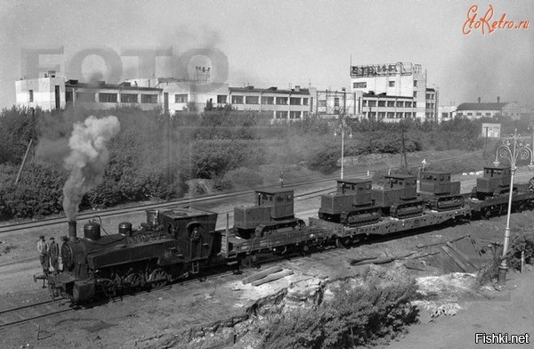 В 1941-м Харьковский танковый (виноват, тракторный) завод эвакуировали в Челябинск. 



Не всё было гладко  - "человек, почти в три раза меньше.
Впрочем, ожидаемое число рабочих в Нижнем Тагиле в
действительности размещать было негде, так как план
строительства жилья выполнен не был. В то время как планировалось
построить к 1 января 1942 г. жилплощадь на 40.000 человек, в
действительности к концу февраля было сдано жилья только на двадцать
тысяч человек, при этом 55,5 тыс. кв. метров землянок и 32,4 тыс. кв.
метров бараковxxi. Жильѐ было построено наспех, расположение его не
было продумано. В итоге весной многие землянки затопило водой. Это
послужило причиной бегства с завода части его персонала. Что касается
бараков, то многие из них были построены без утепления и штукатурки.
Облегчало ситуацию то, что завод получил 208.000 кв. м. жилья
Уральского Вагоностроительного завода, а также часть домов в Нижнем
Тагилеxxii
.
Эвакуация оборудования прошла несколько лучше. В общей
сложности согласно актам об эвакуации с завода № 183 было вывезено
2721 единица оборудования, с Харьковского тракторного заводе – 3745
единиц оборудования, с завода № 75 – 3119 единиц оборудованияxxiii
.
Всего на Уралвагонзавод прибыло около 1500 вагонов с эвакуированным
оборудованием. Это, безусловно, очень много, но по первоначальным
планам только с завода № 183 должно было прибыть 2100 вагонов.
Таким образом, значительное количество оборудования в ходе эвакуации
было оставлено в Харькове. "

Но опыт есть, отчего бы не повторить?