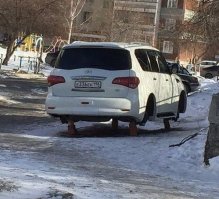 А чего ему падать)))