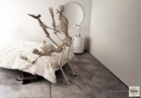 А вдоль дороги мёртвые с косами стоят и — тишина!