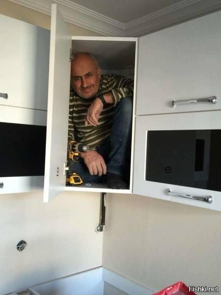 Вспомнился анекдот:

Купила женщина в магазине шкаф, привезли. Вызвала мастера, он приехал - собрал. Выходит мастер из подъезда, подходит к трамвайной остановке, и вдруг звонит телефон, а там заказчица.

- Алло...
- Извините, вы мне не правильно шкаф собрали!
- всмысле?!
-Приезжайте - посмотрите...
Делать нечего, пришлось вернутся. Спрашивает у заказчицы:
 - Ну в чем проблема? Я все по инструкции сделал..
 - Да, но когда проходит трамвай мимо дома, он начинает вибрировать.
 - сейчас залезу посмотрю...
Залазит в шкаф. В это время с работы возвращается муж, открывает новый шкаф, а там мужик стоит...
 - Ты че тут делаешь?
 - Не поверишь! Трамвай жду!