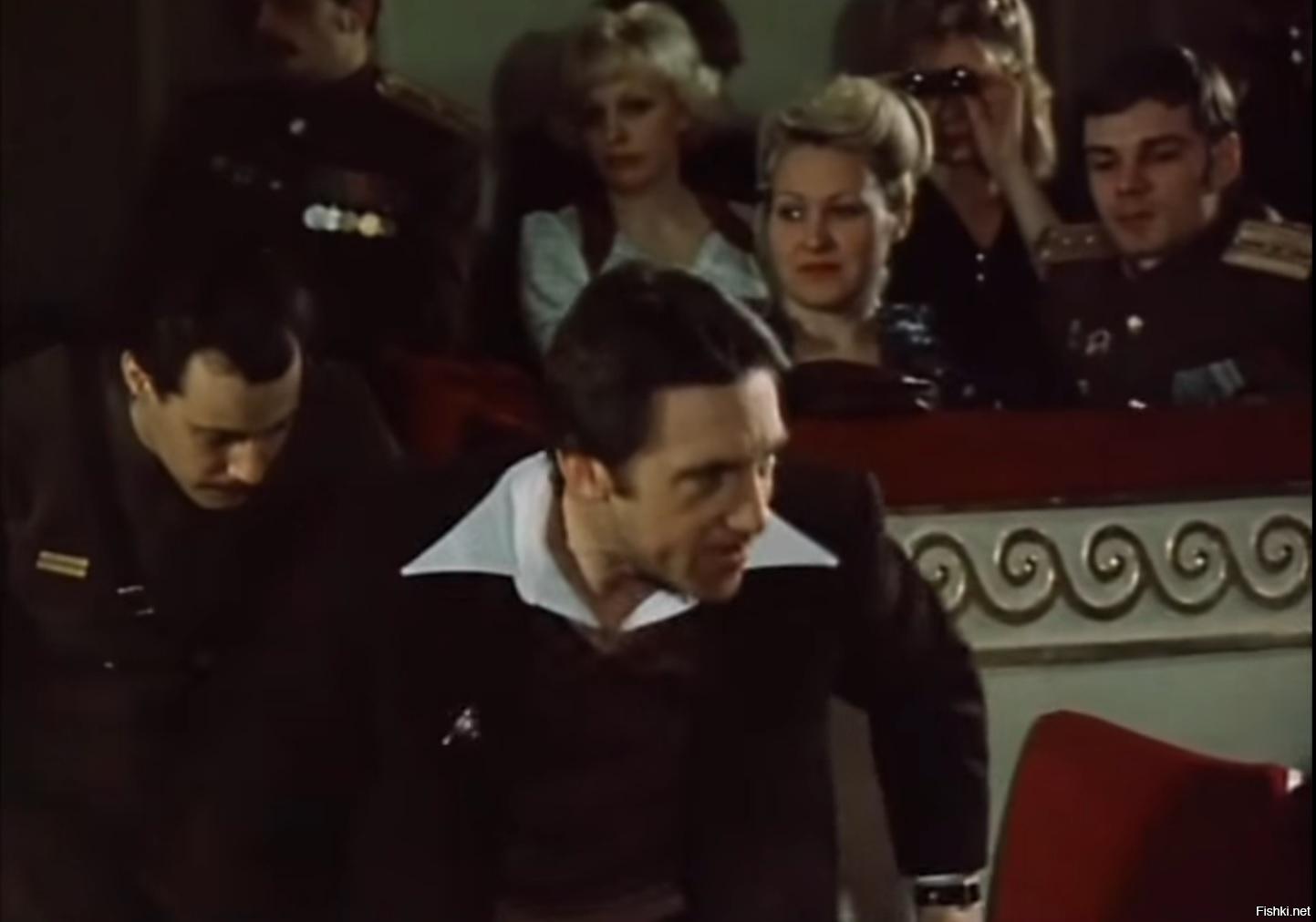 Товарищи, извините пожалуйста, у нас произошло недоразумение, на эти места двойные билеты. Прошу вас, пересядьте в центр...