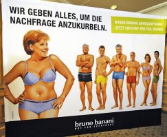 20 знаменитостей, которые засветились на пляже топлес