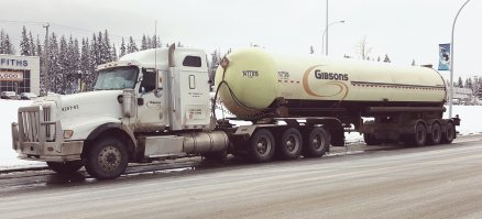 я вожу вот такую хрень. на ней вообще нигде особо не развернешся. кто ездил на трех осях поймет. а когда загруженный так и вообще жопа! тупо не поворачивает зараза