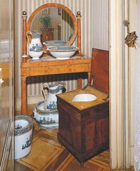 Смешались в кучу -кони , люди... в 12-14 веках в европе вполне себе были популярны бани(крестоносцы с востока эту идею завезли), ванны, отходы вывозились в специально отведенные места -лишь позже с ростом городов и повсеместной вырубкой лесов начались серьезные проблемы т.е. с конца 14-начала 15 века. И в 12 веке в замках делали "гардеробные" вынесенные в виде -"хитрого домика"за стену над отхожим рвом, причем водосток с крыши после каждого дождя все довольно хорошо смывал. Ночные горшки -это да, но и к ним старались делать плотную крышку, а поскольку помещения особой герметичностью не отличались -особых запахов то и не было, все выветривалось.
1. Зубные щетки были( у богатых покруче -у бедных попроще) -чистили зубы мелом с ароматными примесями 
2. "Туалетная утварь"и сам туалет , там где невозможно было сделать -"хитрый домик"
3. Баня в богатом доме.