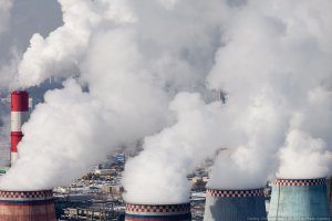 Скорее всего от трубы расположенной у главного здания ТЭЦ. На на фото ниже слева.