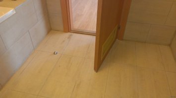 Сначала дверь стояла на ту сторону, потом видимо не понравилось, вроде неудобно, решили петли переставить. Ну а упор или забыли переставить (скорее всего), или еще не успели.