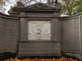 Что это было? На кладбище Пер-Лашез полно куда более достойных людей, чем вышеуказанные. Единственно, что там удивляет, что могилы даже великих людей в запущенном и неухоженном состоянии. Например, у памятника маршала Сен-Сира отломан нос. А на фото могилы наполеоновских маршалов Нея, Мюрата и Даву, снимал 9 ноября этого года.