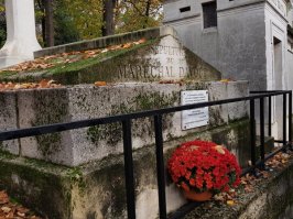 Что это было? На кладбище Пер-Лашез полно куда более достойных людей, чем вышеуказанные. Единственно, что там удивляет, что могилы даже великих людей в запущенном и неухоженном состоянии. Например, у памятника маршала Сен-Сира отломан нос. А на фото могилы наполеоновских маршалов Нея, Мюрата и Даву, снимал 9 ноября этого года.