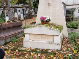 Что это было? На кладбище Пер-Лашез полно куда более достойных людей, чем вышеуказанные. Единственно, что там удивляет, что могилы даже великих людей в запущенном и неухоженном состоянии. Например, у памятника маршала Сен-Сира отломан нос. А на фото могилы наполеоновских маршалов Нея, Мюрата и Даву, снимал 9 ноября этого года.