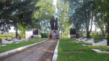 Братская могила в Деньково, куда перенесли останки героя-танкиста к 20-летию победы из деревни Горюны (где ранее была одиночная могила).