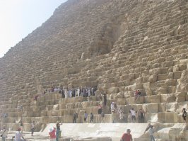 Вот тут и оба входа видно и масштаб немного получше очучается. Огромная она зараза.